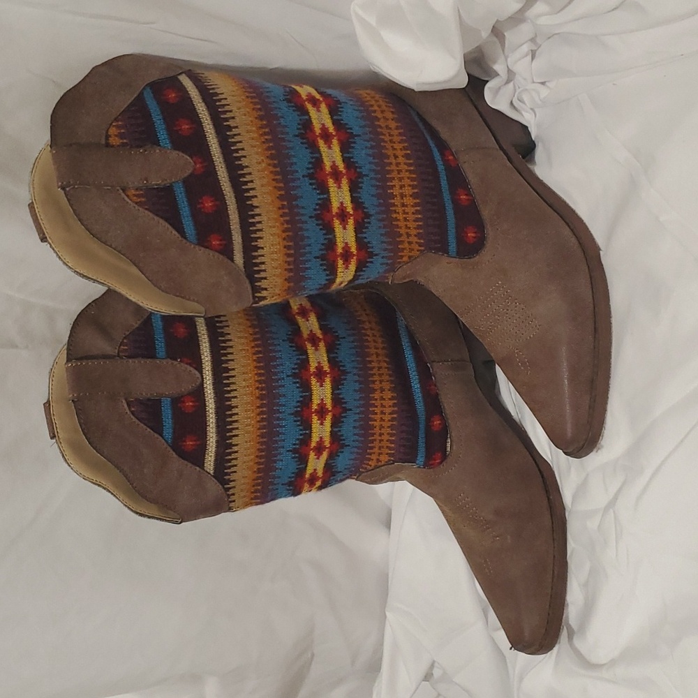 Roper cowboy boots size 6.5 tan with vibrant knit sides